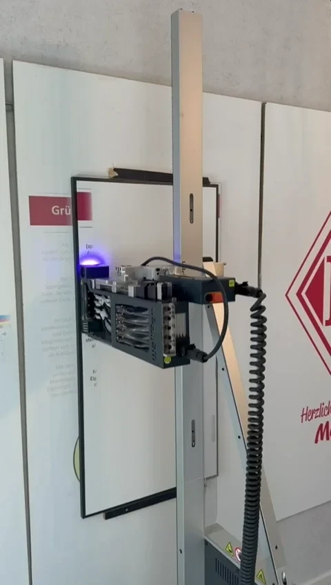 Vertikaler Wanddrucker im Einsatz beim Bedrucken einer Wandflche