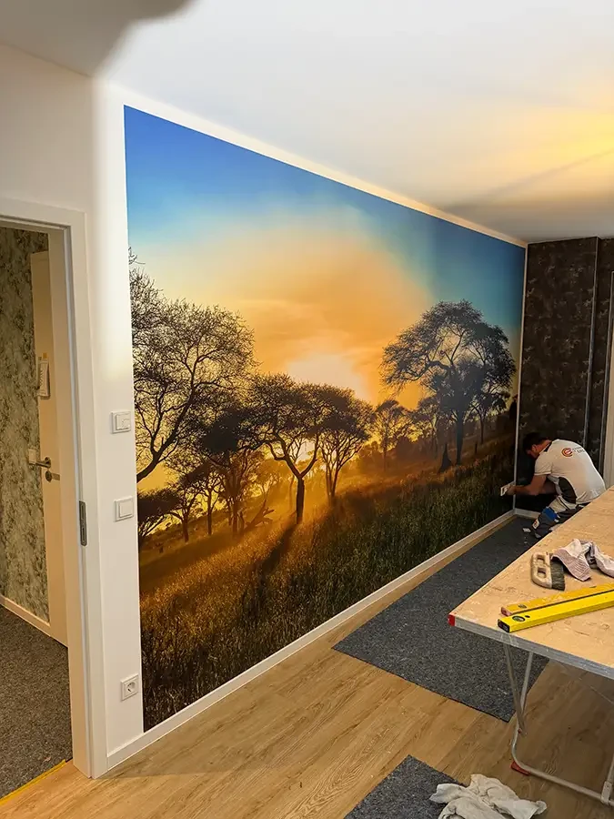 Wandbild Jenseits von Afrika mit afrikanischer Landschaft und Sonnenuntergang in einem modernen Raum