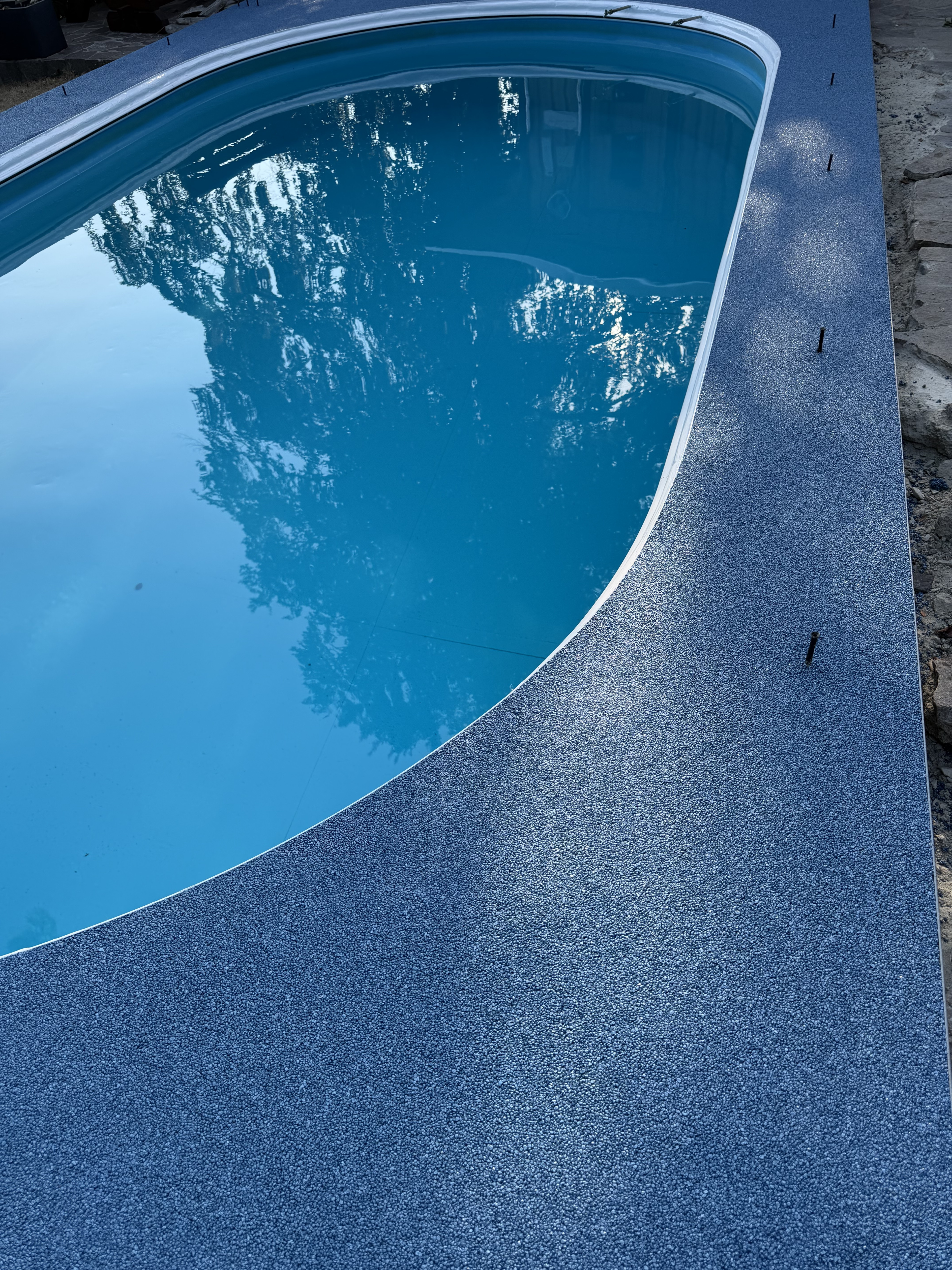Steinteppich in metallic blau