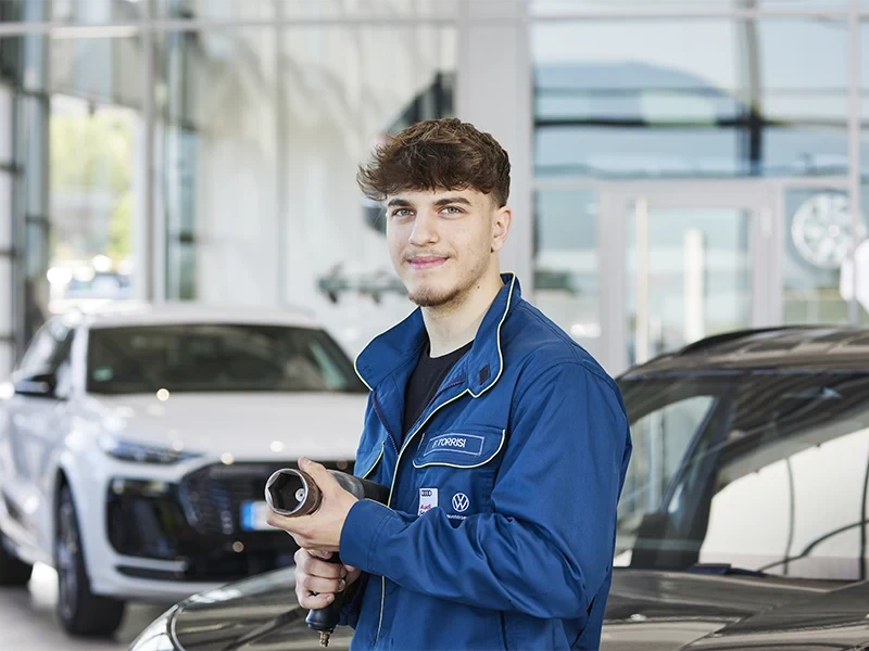 Fabio Torrisi als Kfz-Mechatroniker bei Volkswagen im Autohaus