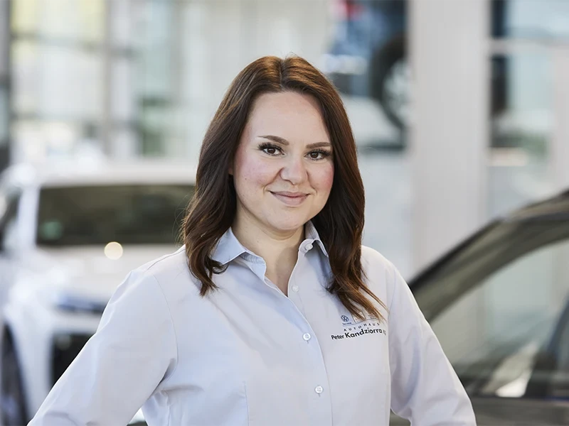 Ines Kästner im Autohaus Peter Kandziorra vor einem Fahrzeug