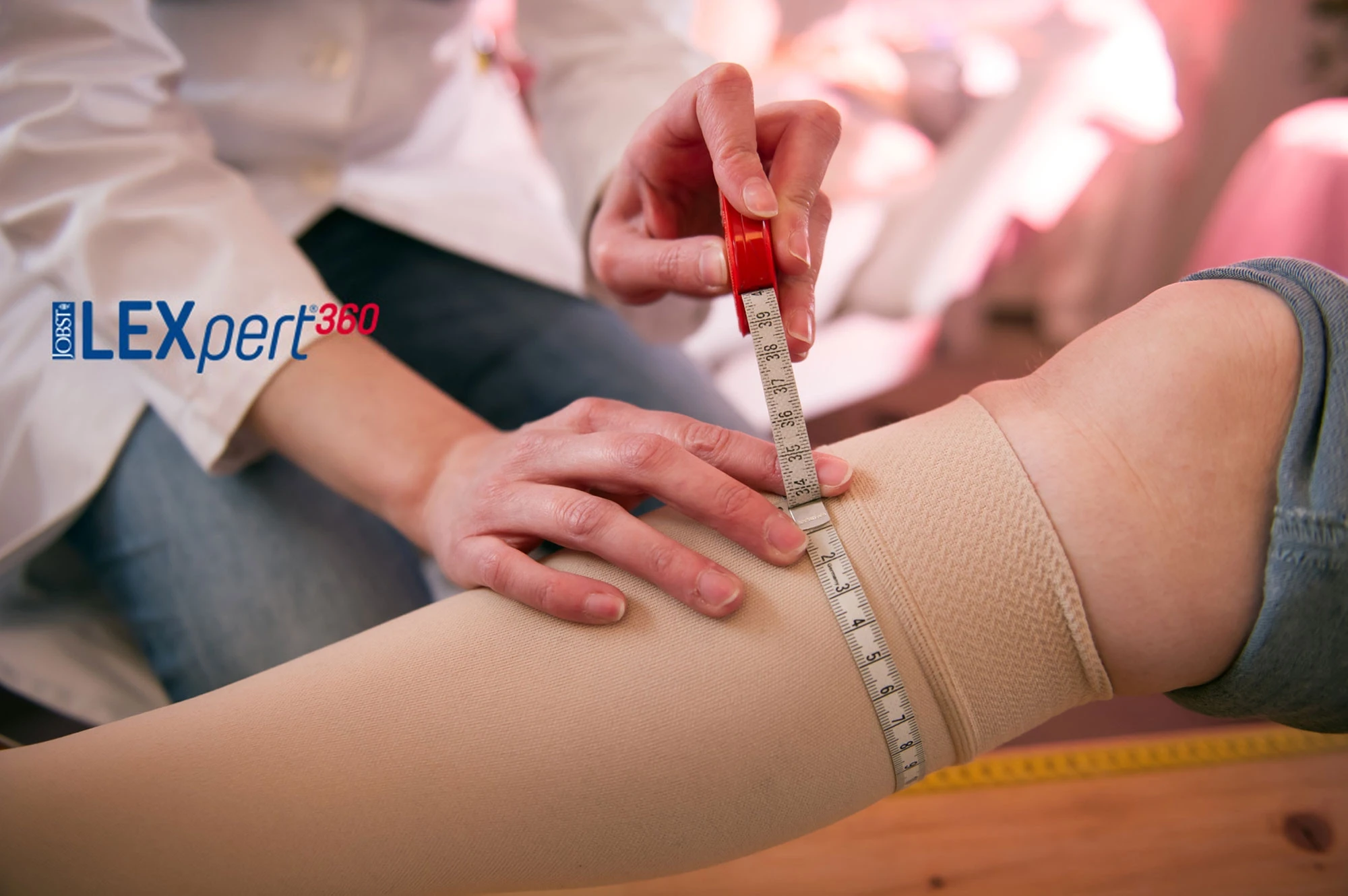 Messung des Beinumfangs bei Lymphologie mit Kompressionsstrumpf