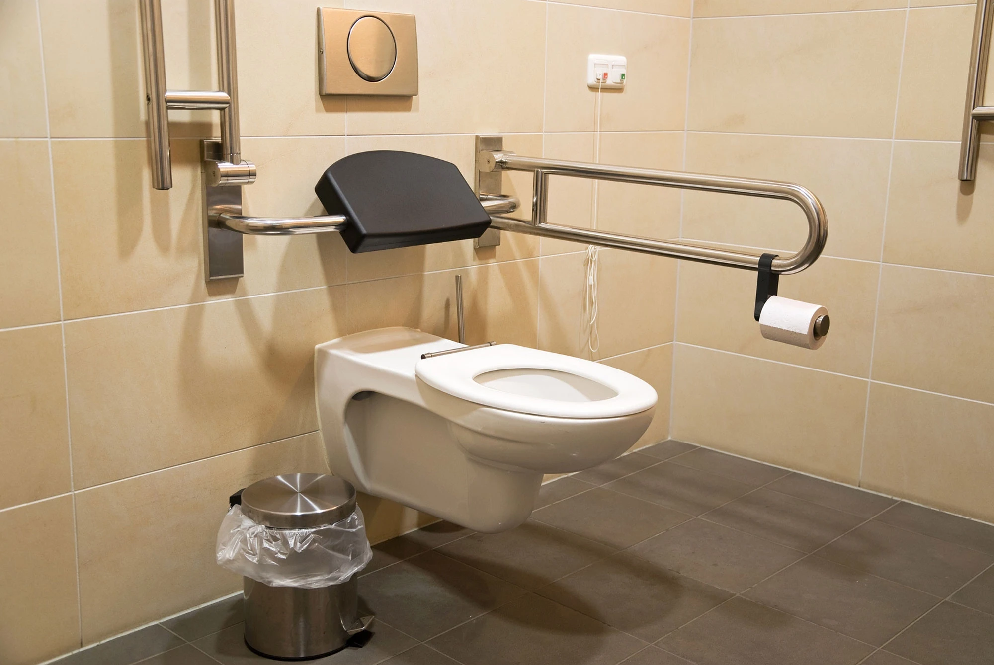 Barrierefreie Toilette mit Rehatechnik und Haltegriffen