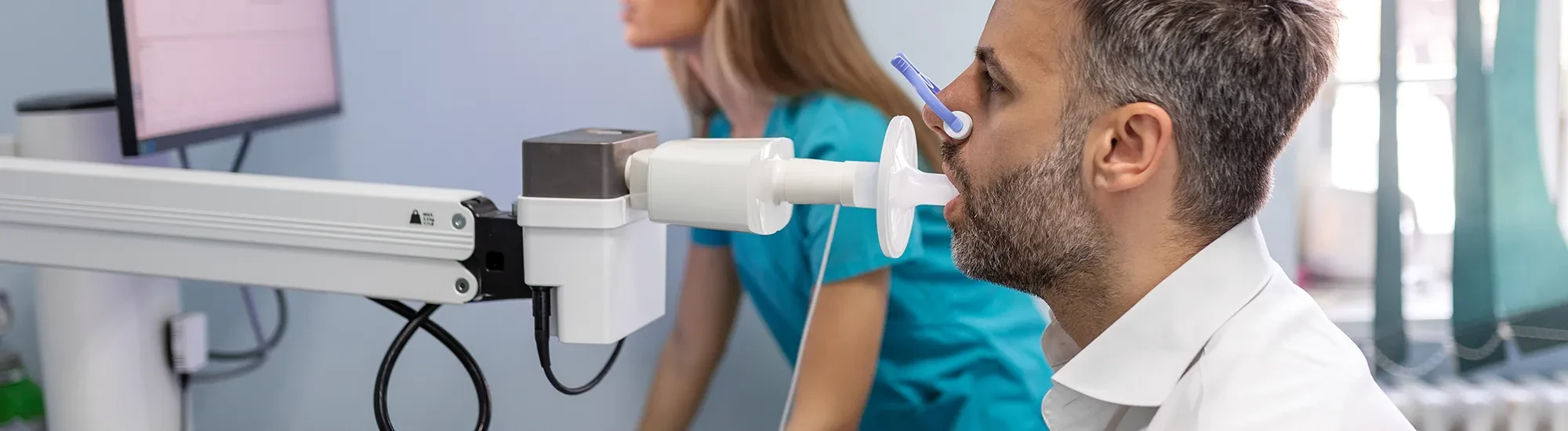 Lungenfunktionstest in der Pneumologie mit Patient und medizinischem Fachpersonal