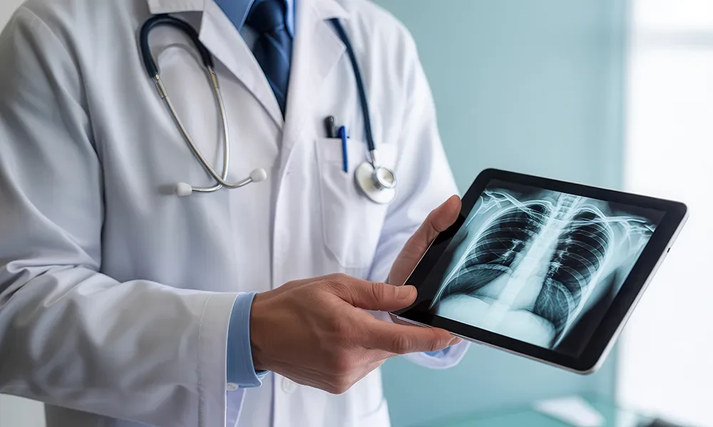 Arzt zeigt Röntgenbild auf Tablet, medizinische Untersuchung