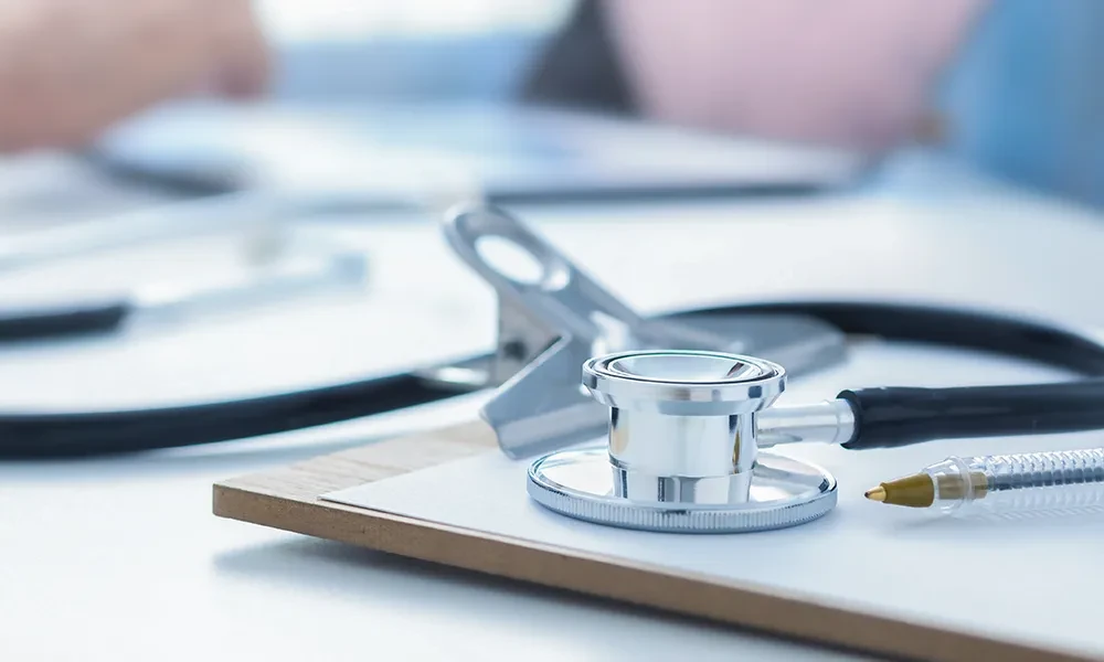Stethoskop auf Klemmbrett im medizinischen Umfeld