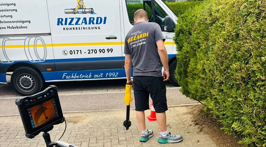 Rizzardi Rohrreinigung im Einsatz – TV-Dokumentation zeigt Fachbetrieb bei der Arbeit Mitarbeiter der Rizzardi Rohrreinigung bei der Arbeit, Szene aus einer TV-Dokumentation