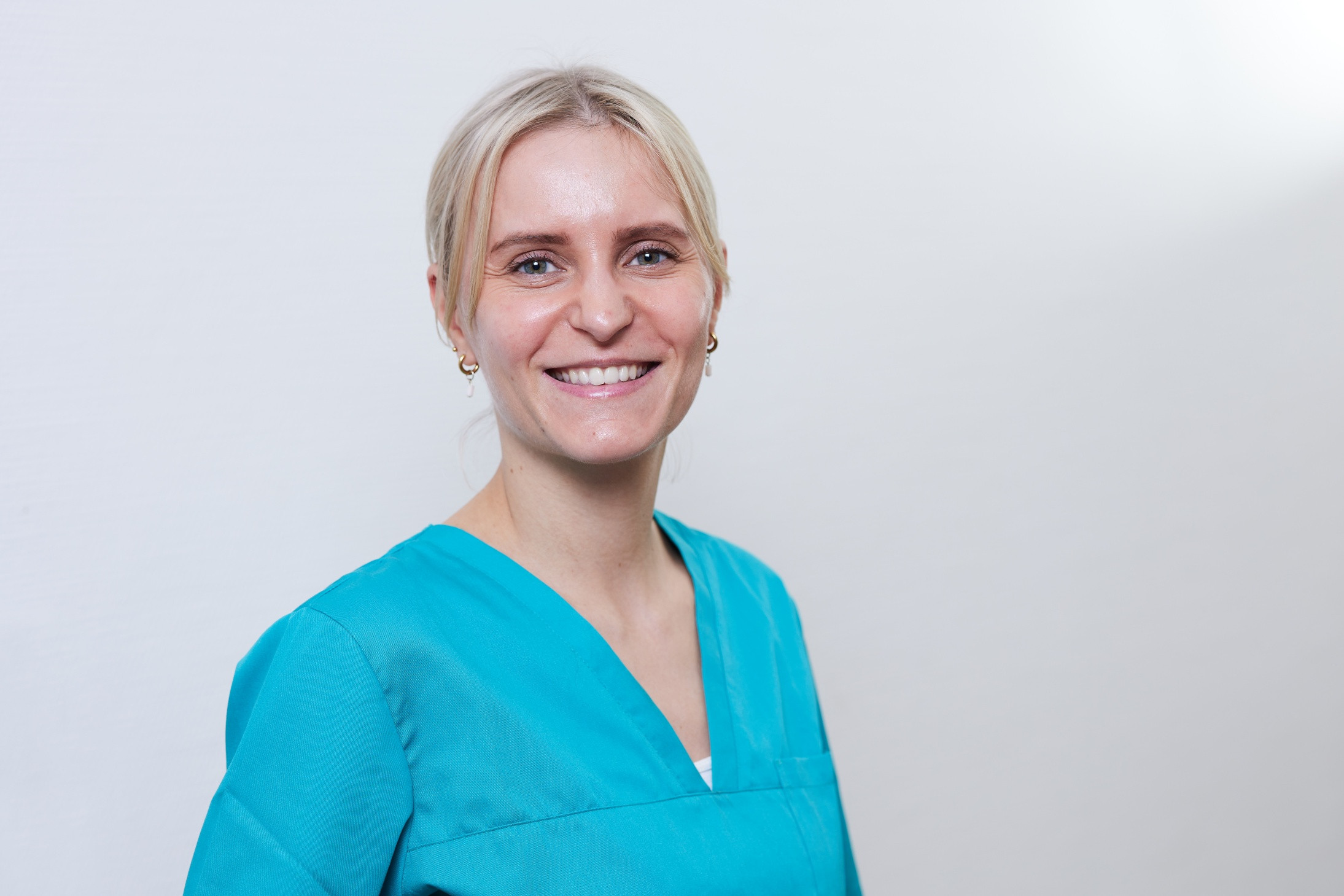 Tierärztin Anne aus der Tierarztpraxis Magdeburg im Praxisoutfit