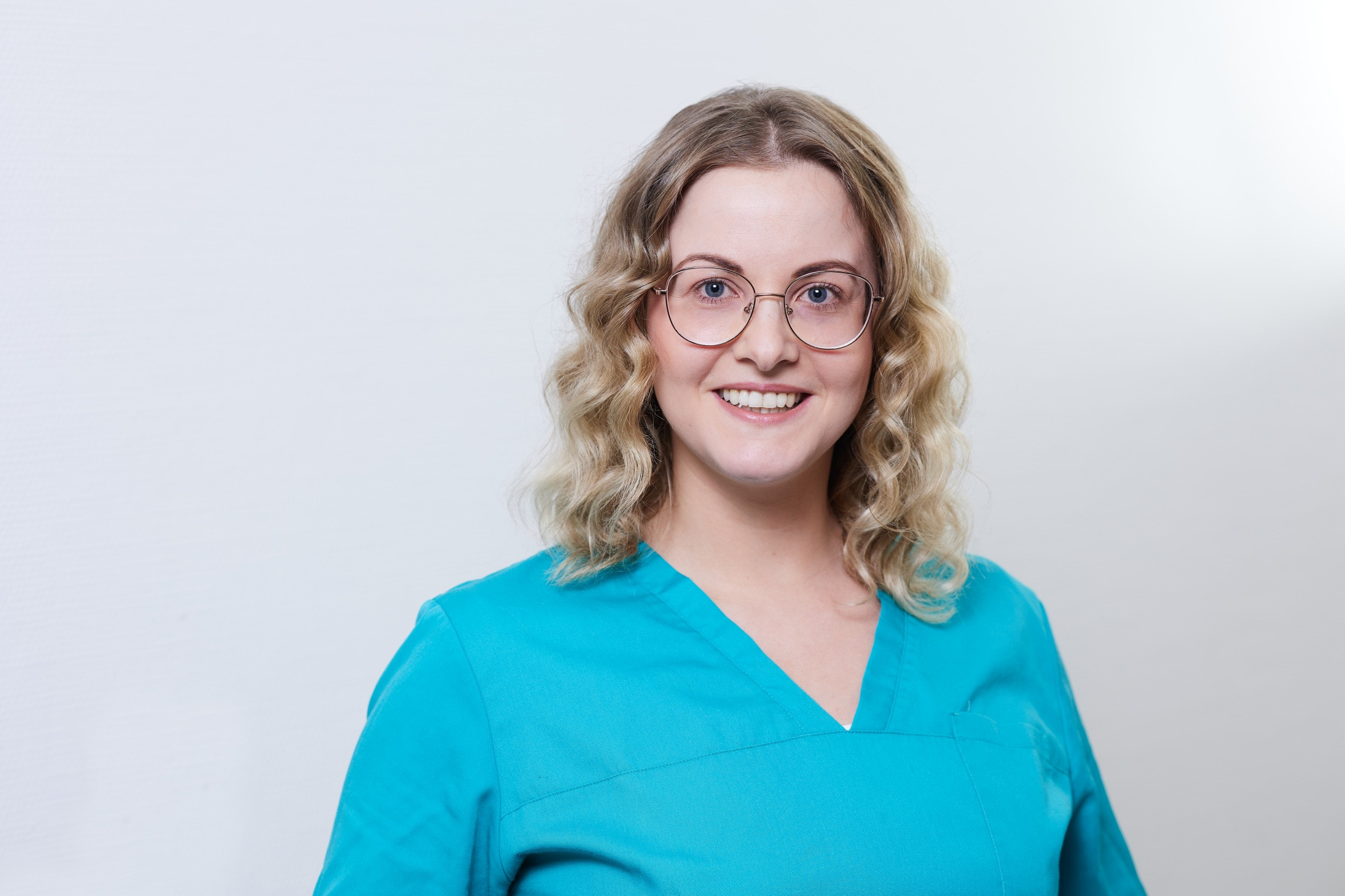 Franziska aus der Tierarztpraxis Magdeburg in blauer Arbeitskleidung