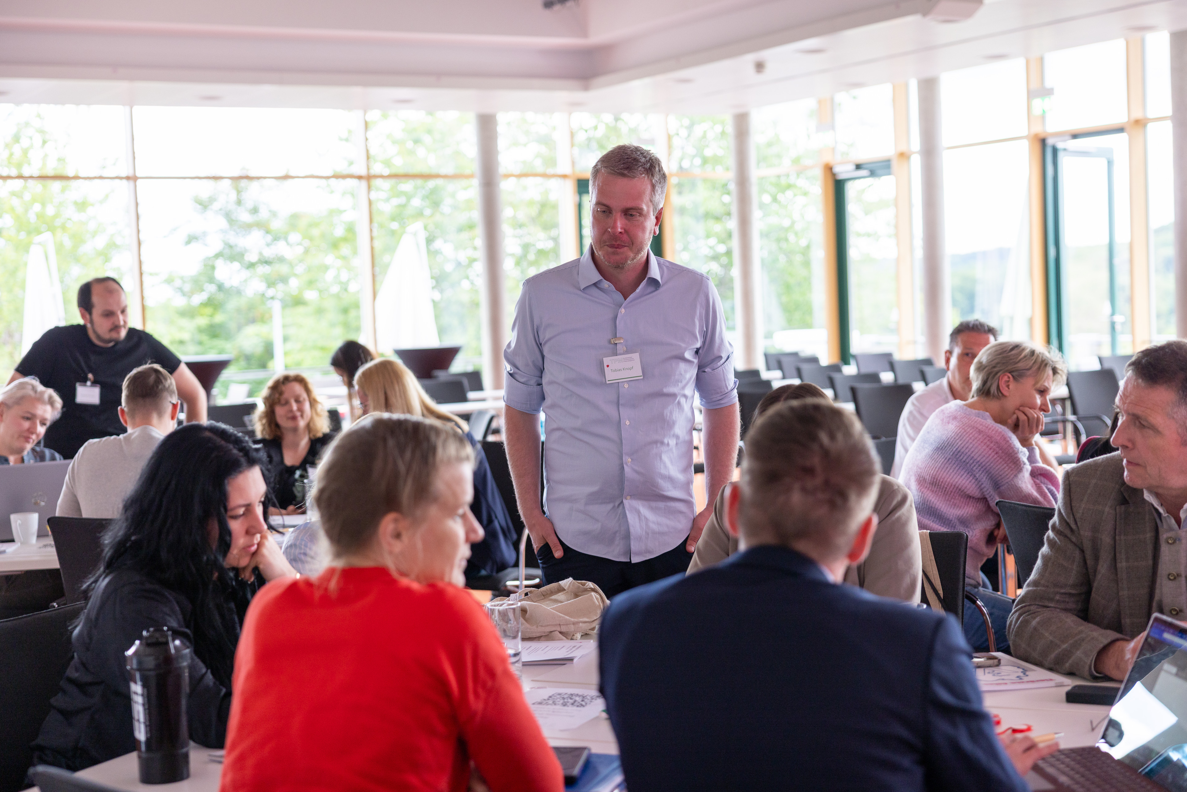 Personen bei einem Business-Meeting in einem modernen Konferenzraum
