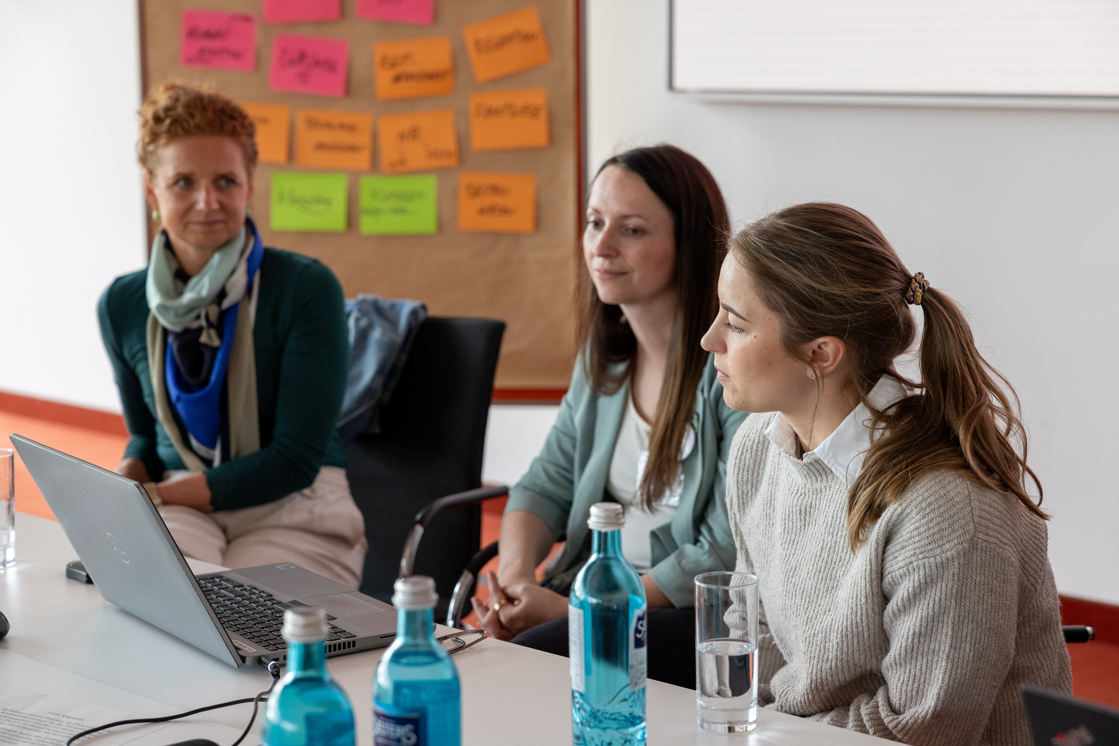 Team bei einer Brainstorming-Sitzung im Büro