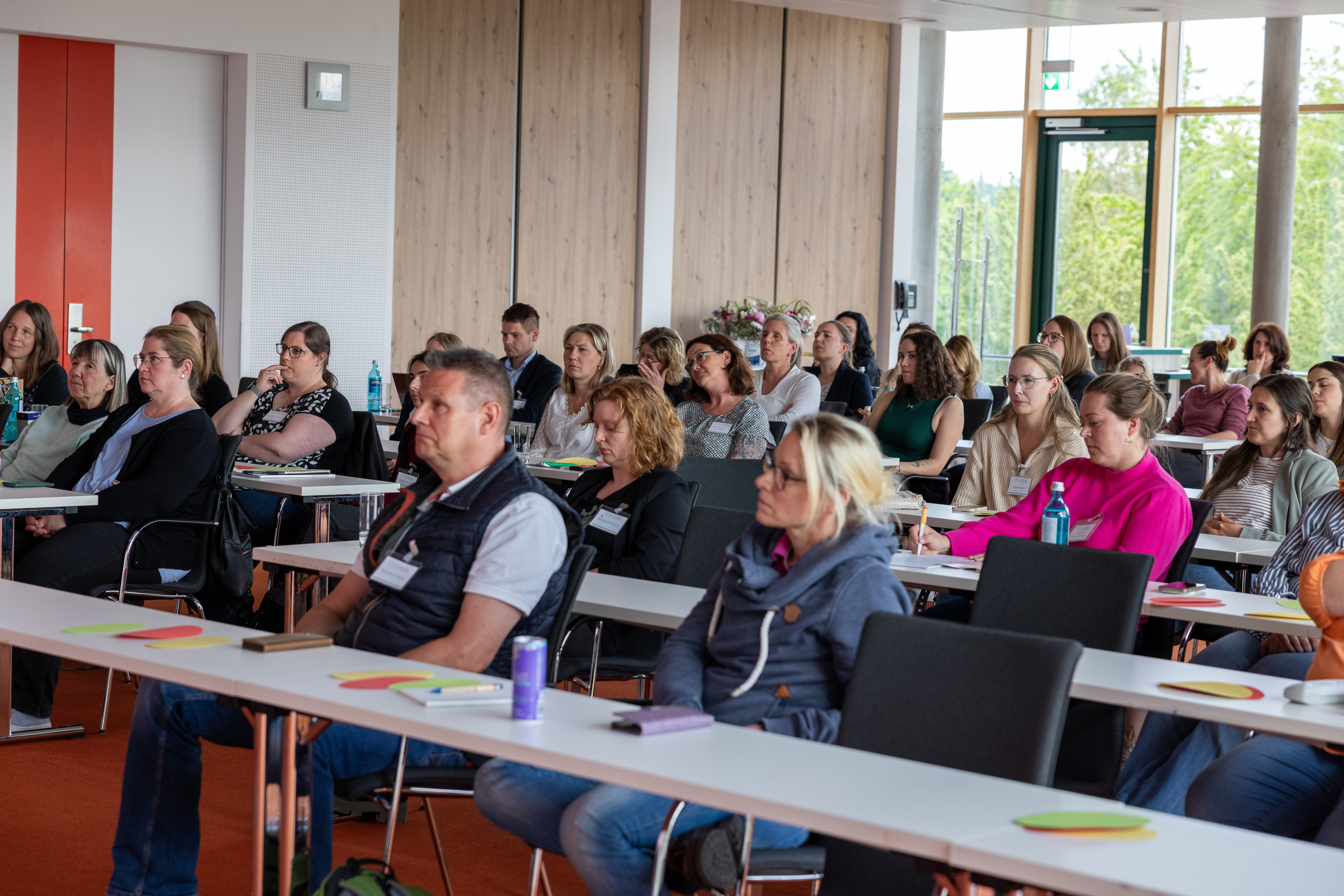 Teilnehmer einer Konferenz in einem Seminarraum