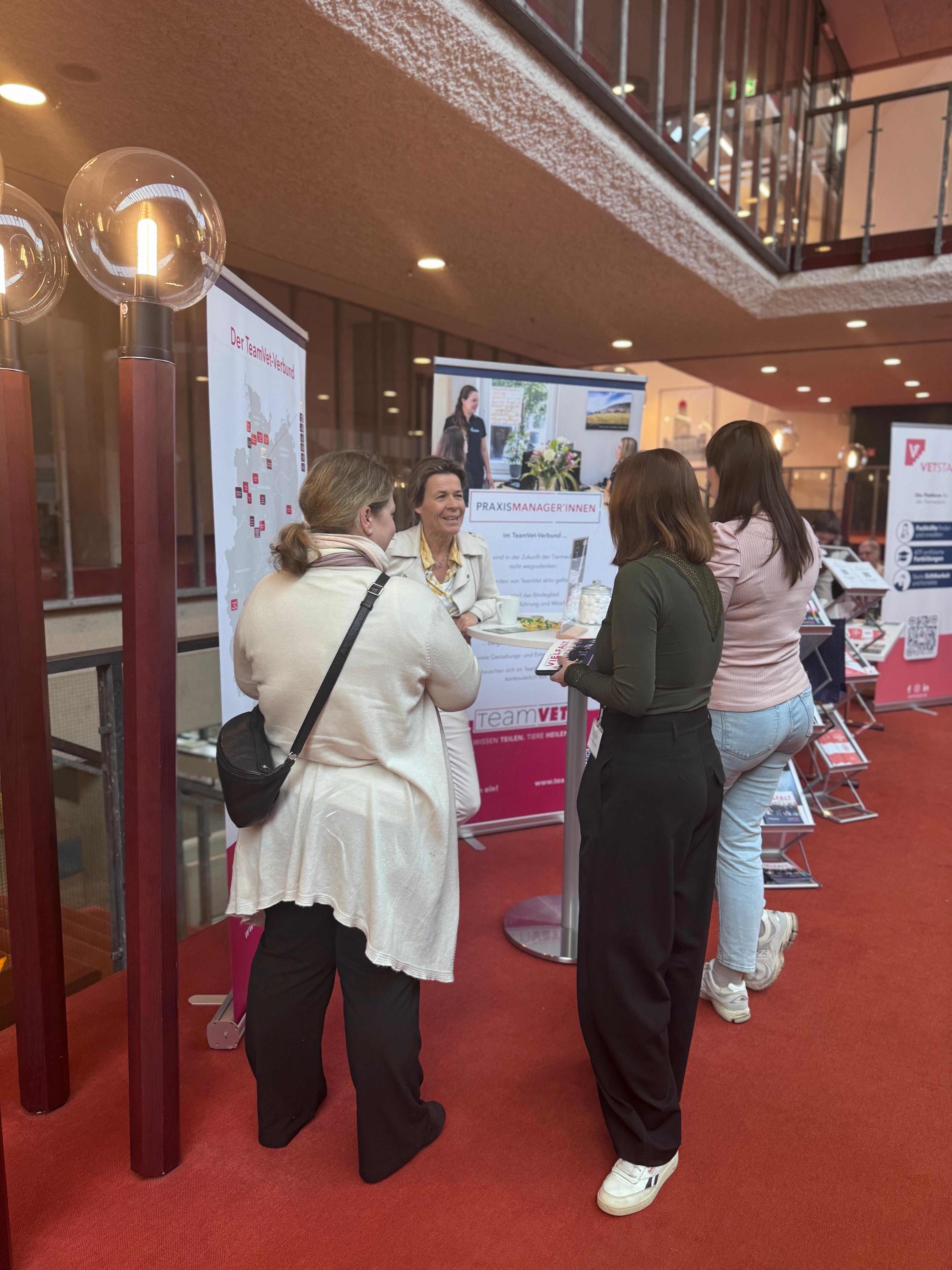 Personen am Messestand des TeamVet-Verbandes bei einer Veranstaltung, Informationsaustausch zu Praxismanagement