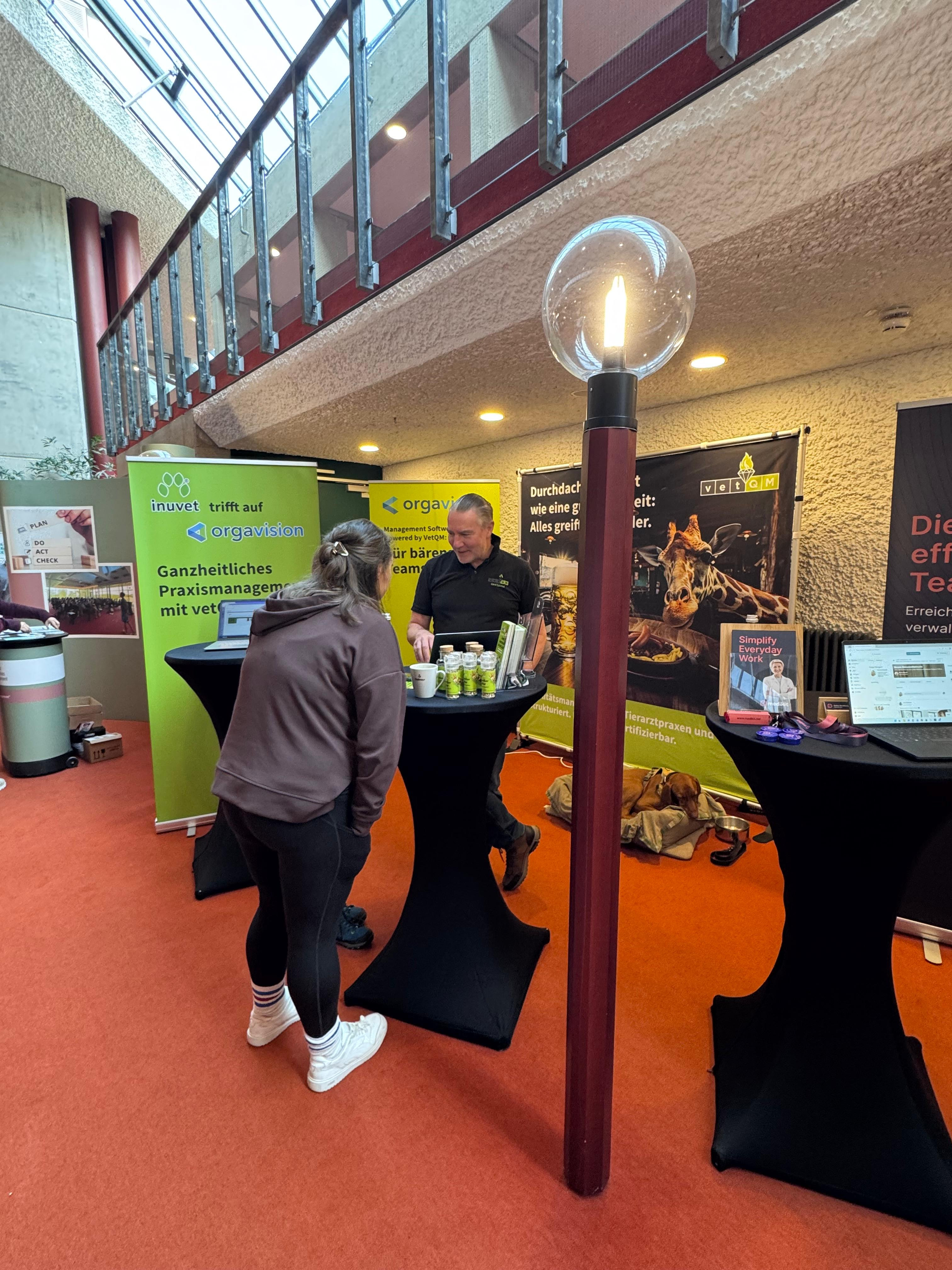 Messestand von invuet und orgavision mit Praxismanagement-Lösungen für Tierarztpraxen auf einer Messe