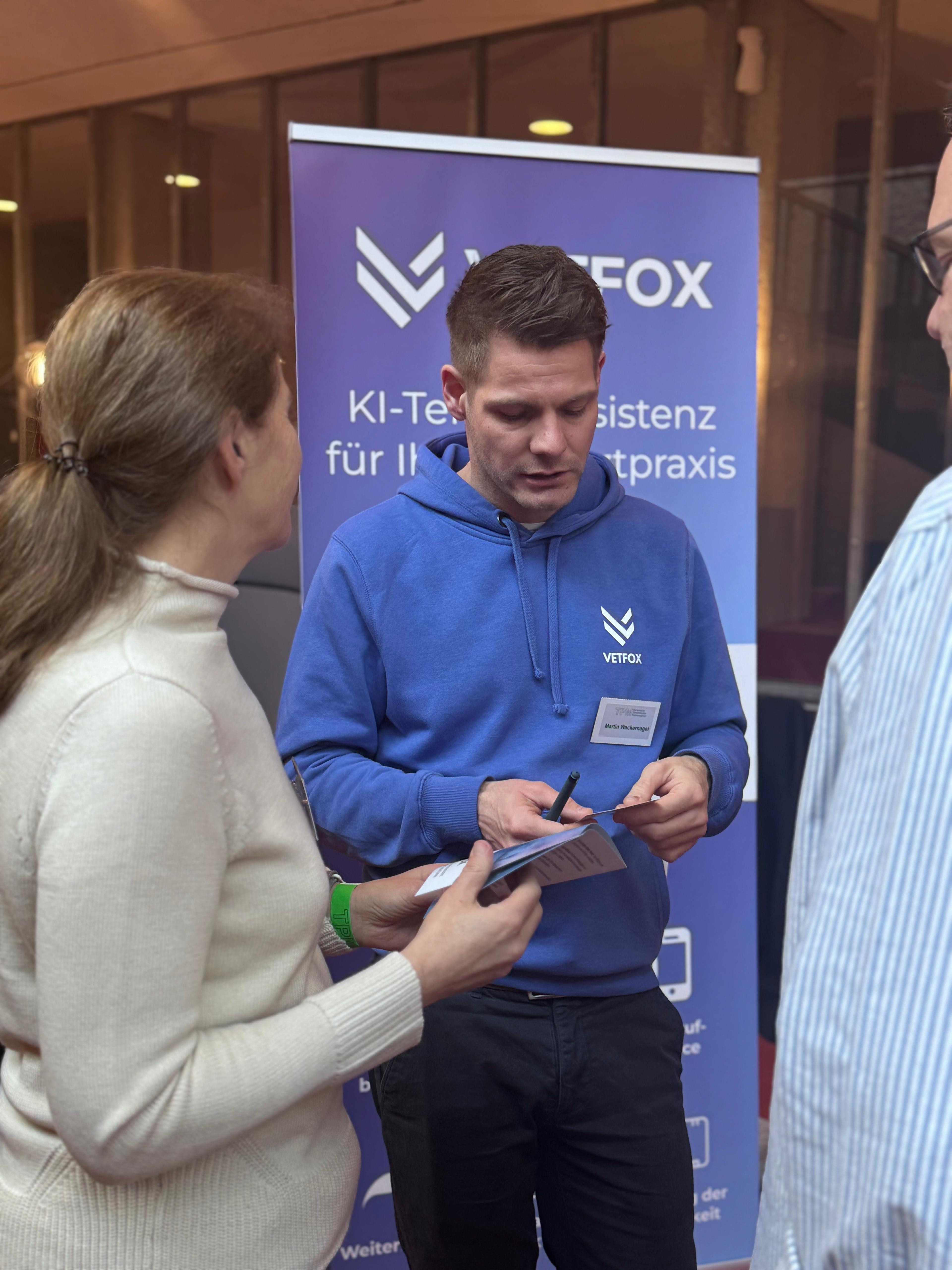 VETFOX Messestand mit KI-Technologie für Tierarztpraxis, Beratungsgespräch auf einer Messe