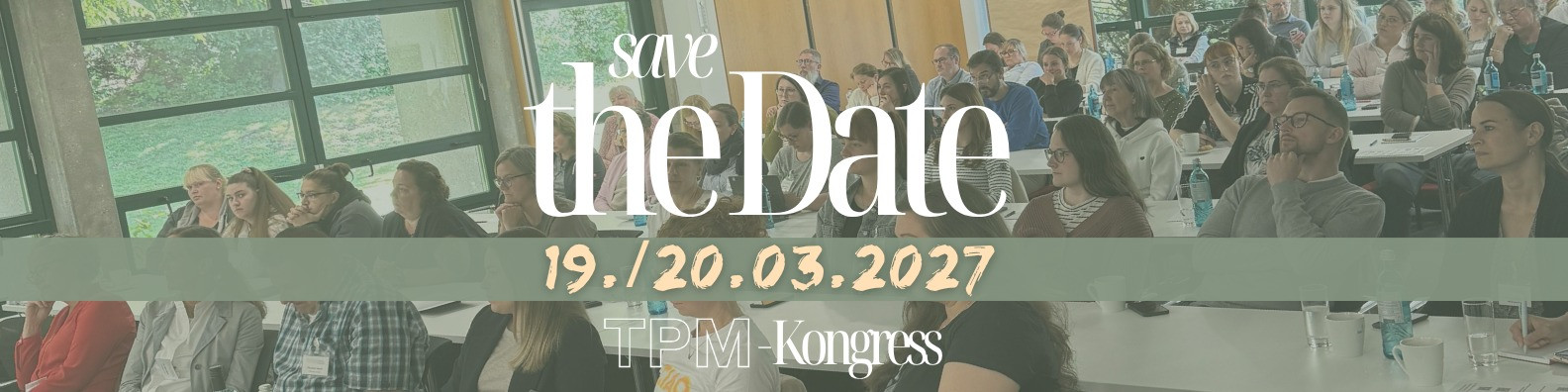 Save the Date Hinweis fr den TPM-Kongress am 19. und 20.03.2027, Gruppenfoto von Teilnehmern in einem Konferenzraum