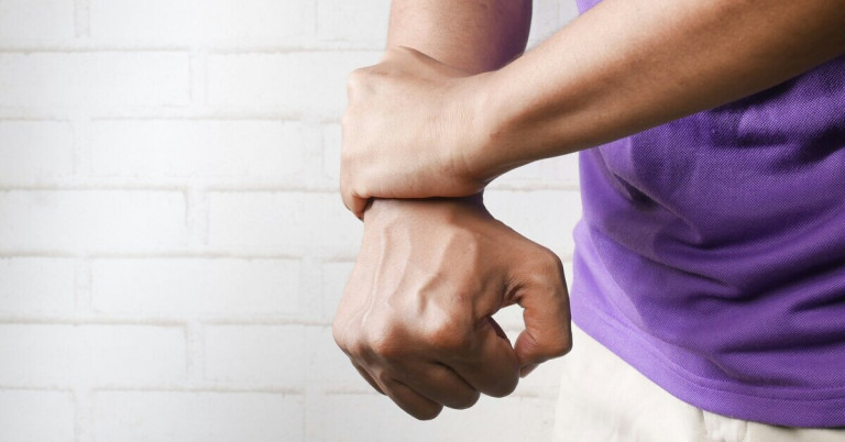 Gelenkschmerzen im Handgelenk lindern Person hält schmerzendes Handgelenk, Gelenkschmerzen