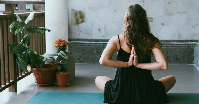 Übung zum Zusammenführen der Schulterblätter – Yoga-Pose zur Verbesserung der Schulterblattbeweglichkeit Übung zum Zusammenführen der Schulterblätter: Frau macht Yoga-Pose für eine bessere Schulterblattbeweglichkeit