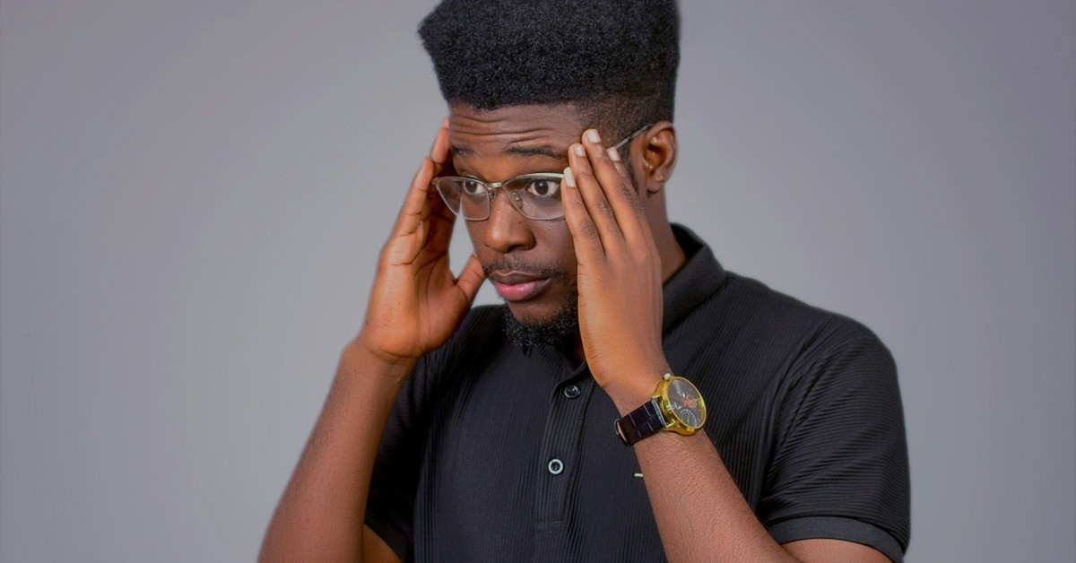 Junger Mann mit nachdenklicher Gestik als Symbol für Vergesslichkeit bei jungen Menschen