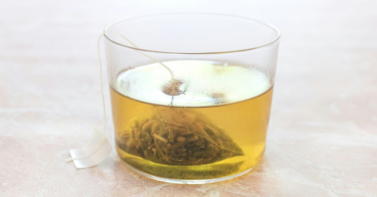 Teetasse mit Teebeutel und frisch aufgebrühtem Kräutertee