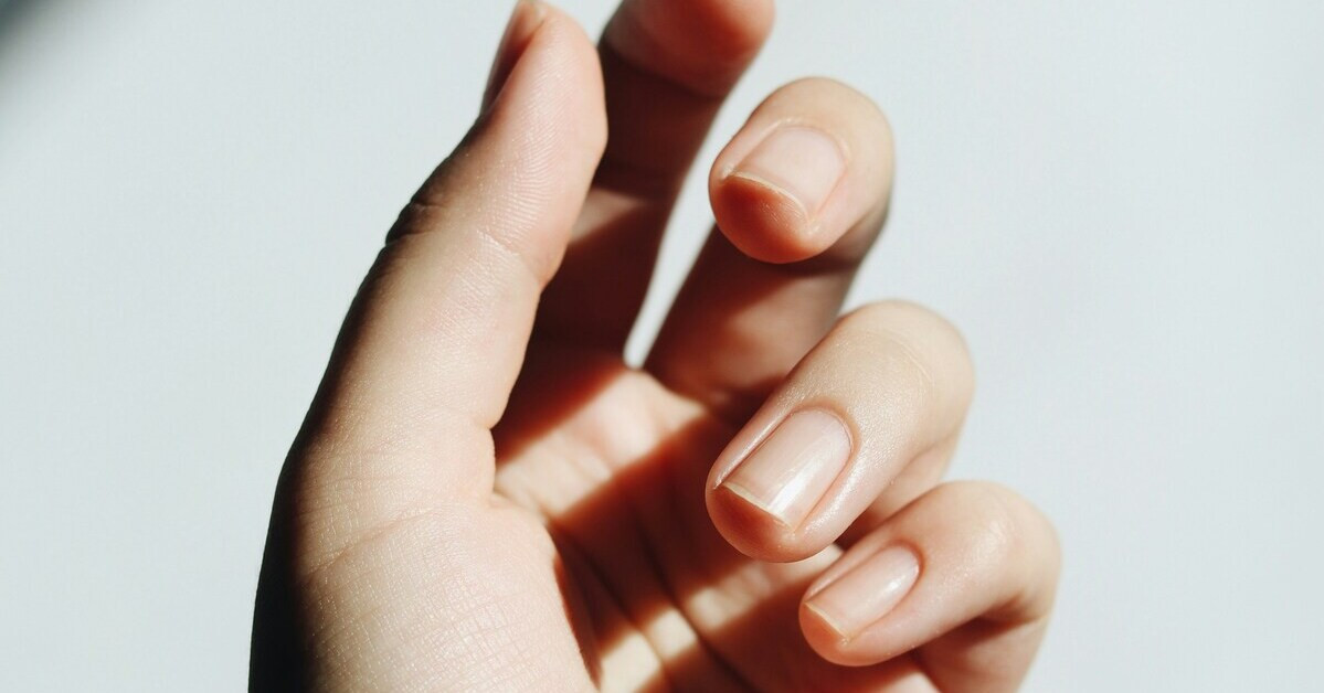 Hand mit gepflegten Fingernägeln in Nahaufnahme