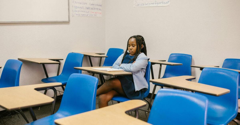 Konzentration in der Schule – Schülerin im Klassenzimmer Schülerin konzentriert sich im Klassenzimmer auf den Unterricht