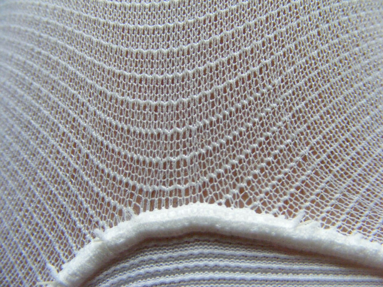 Weiße Gewebestruktur in Nahaufnahme – Textilien und Stoffe Nahaufnahme von weißem Gewebe mit feiner Struktur