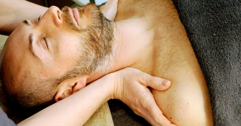 Mann erhält eine entspannende Nackenmassage