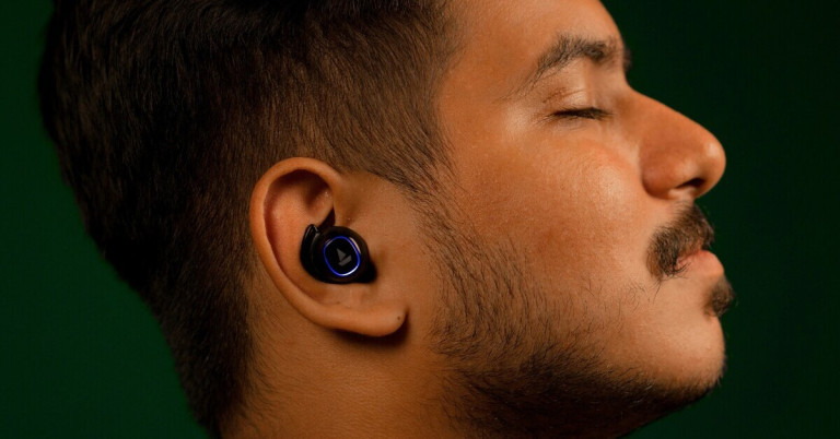 Nahaufnahme eines Ohrs mit modernen In-Ear-Kopfhörern für Ruhe und Musikgenuss