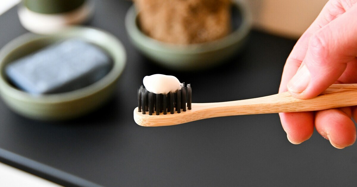 Zähne putzen mit Bambuszahnbürste und Zahnpasta