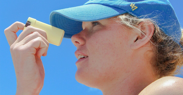 Sonnencreme-Stick für Kinder – einfacher Sonnenschutz für das Gesicht Kind trägt Sonnencreme-Stick auf Gesicht auf, Sonnenschutz im Sommer