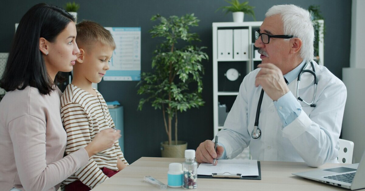 Arzt berät Jungen zur Zweitmeinung in moderner Praxis