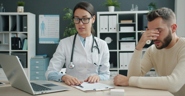 Ärztin im Gespräch mit Patient – Misstrauen in der Arztpraxis