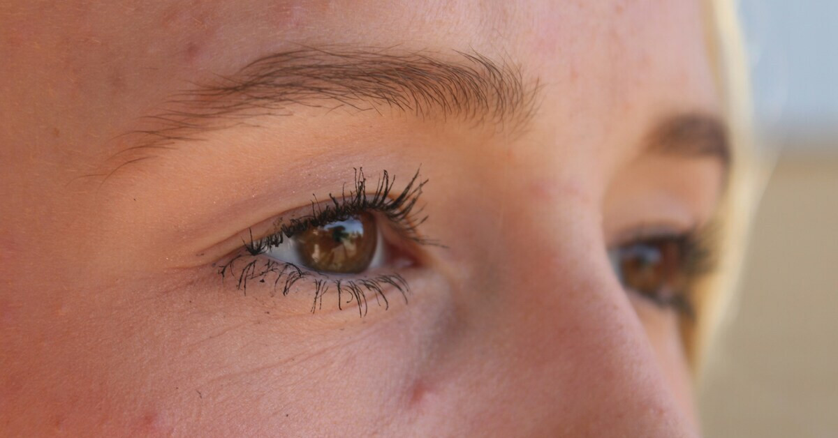 Gesicht im Detail mit Fokus auf das Auge und die Hautstruktur
