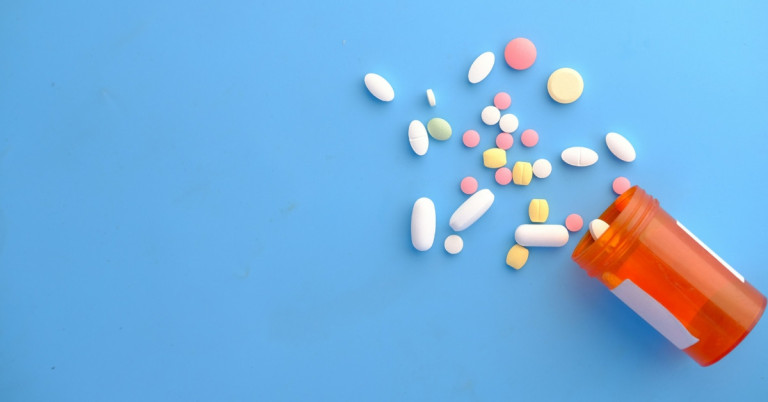 Verschiedene Medikamente und Tabletten aus der Apotheke auf blauem Hintergrund