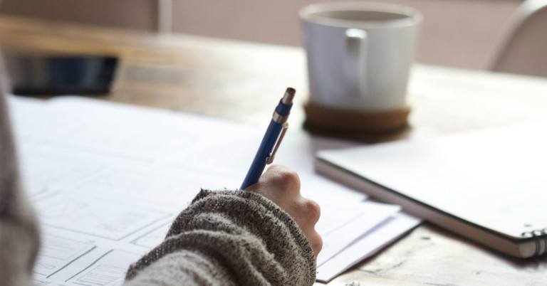 Studium Notizen machen und lernen am Schreibtisch mit Stift und Papier