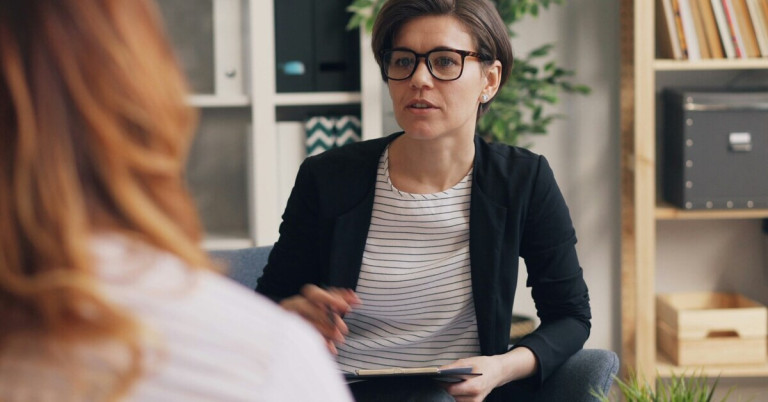 Therapeut im Beratungsgespräch – professionelle psychologische Unterstützung Therapeut im Gespräch mit einer Patientin in einer modernen Praxis