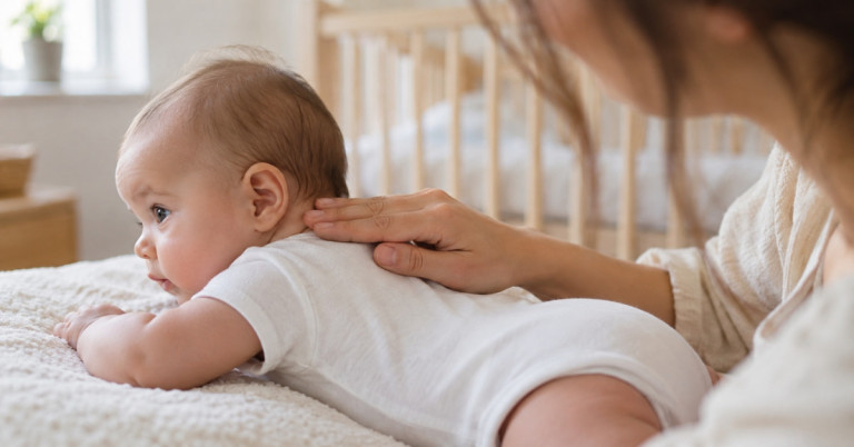 Baby Nacken Check zur Kontrolle der Hauttemperatur im Kinderzimmer