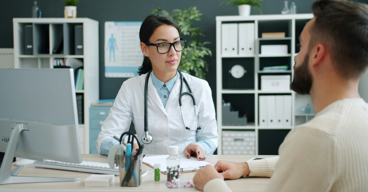 Hausarztmodell Beratungsgespräch in der Praxis zwischen Ärztin und Patient