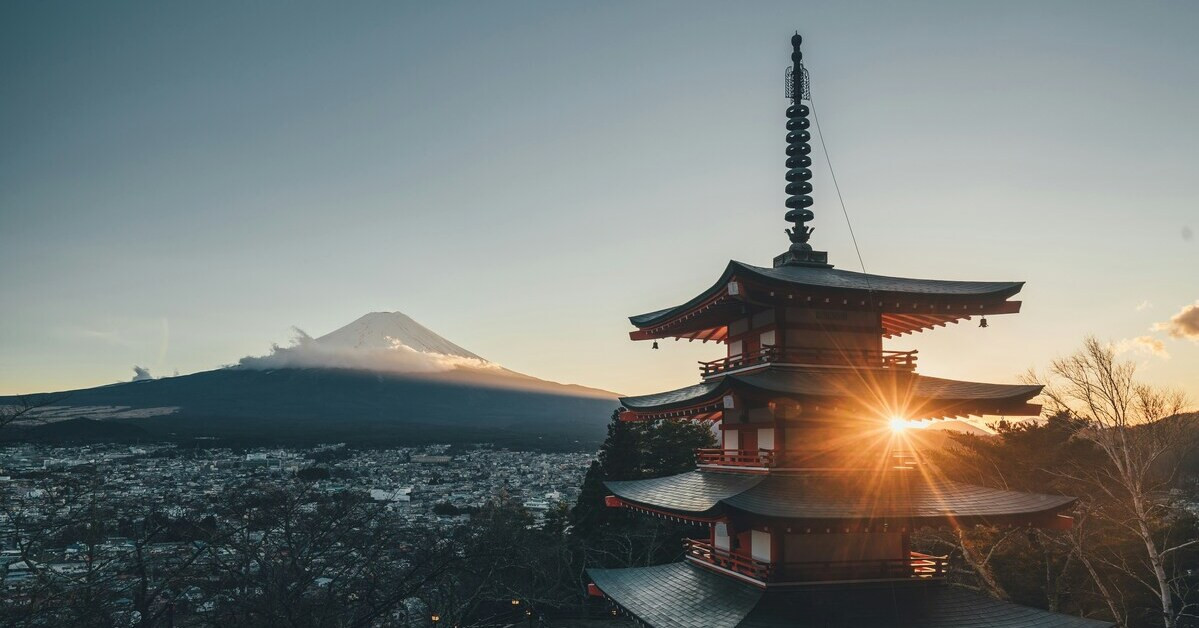 Mount Fuji bei Sonnenaufgang mit traditioneller japanischer Pagode im Vordergrund