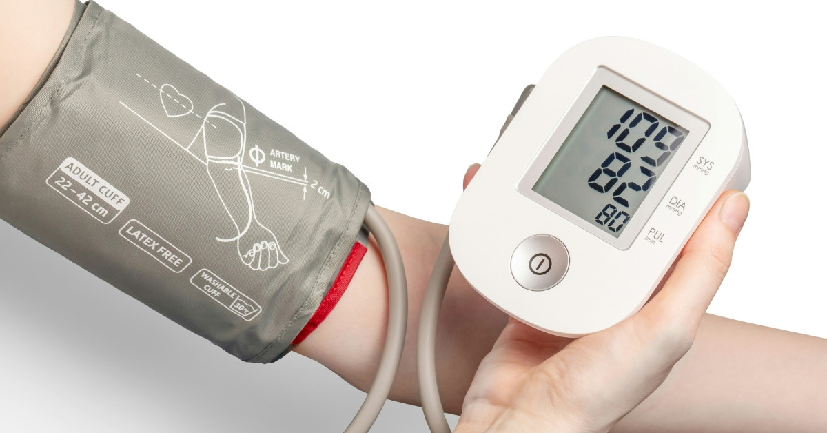 Blutdruck selbst messen mit Manschette und elektronischem Blutdruckmessgerät am Arm