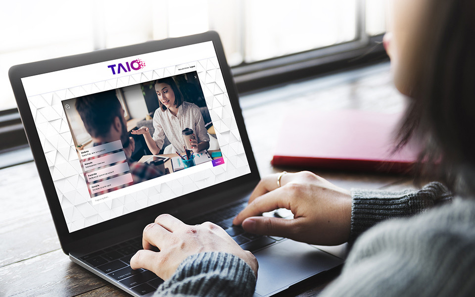 Person arbeitet am Laptop mit TAIO-Software auf dem Bildschirm