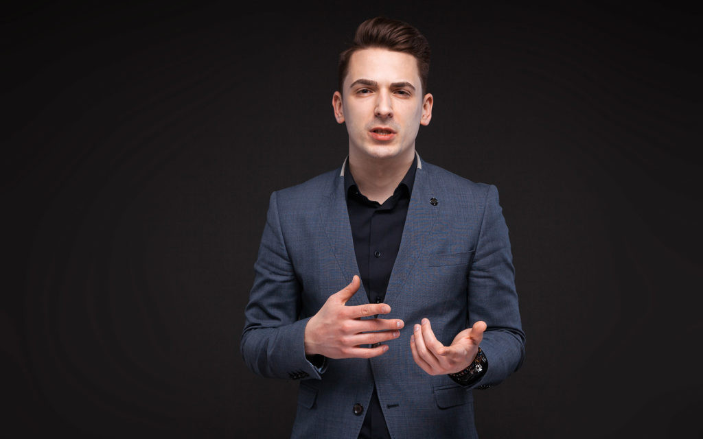 Mann in Anzug bei einer Schulung