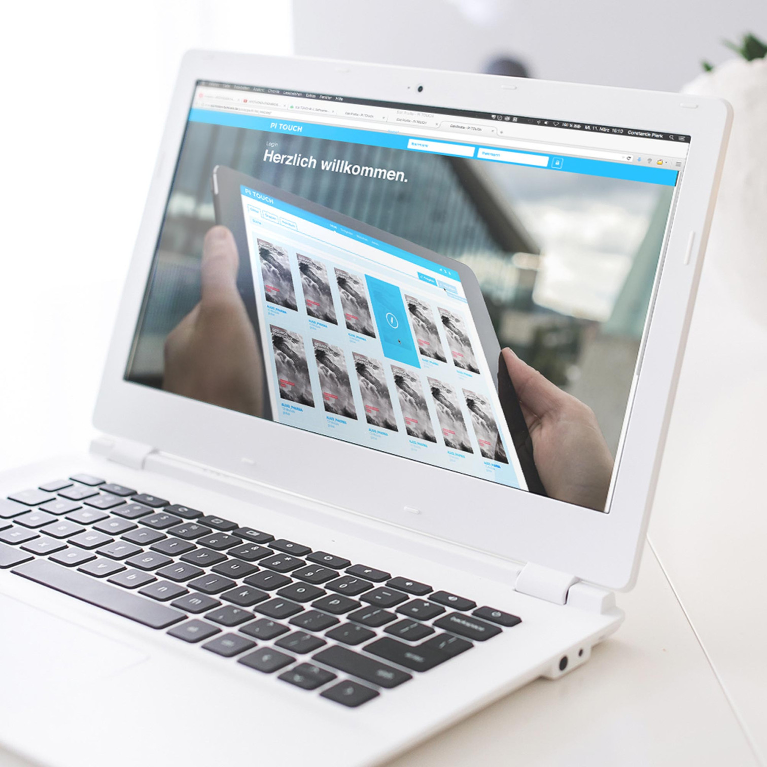 Laptop mit geöffneter PiTouch-Website auf dem Bildschirm