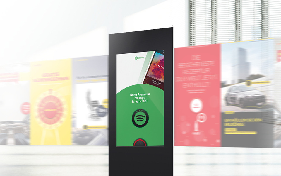 Digitaler Werbedisplay mit Spotify-Werbung