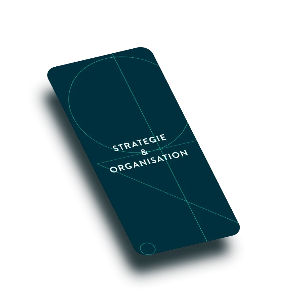 Smartphone mit der Aufschrift 'Strategie & Organisation' auf dem Bildschirm