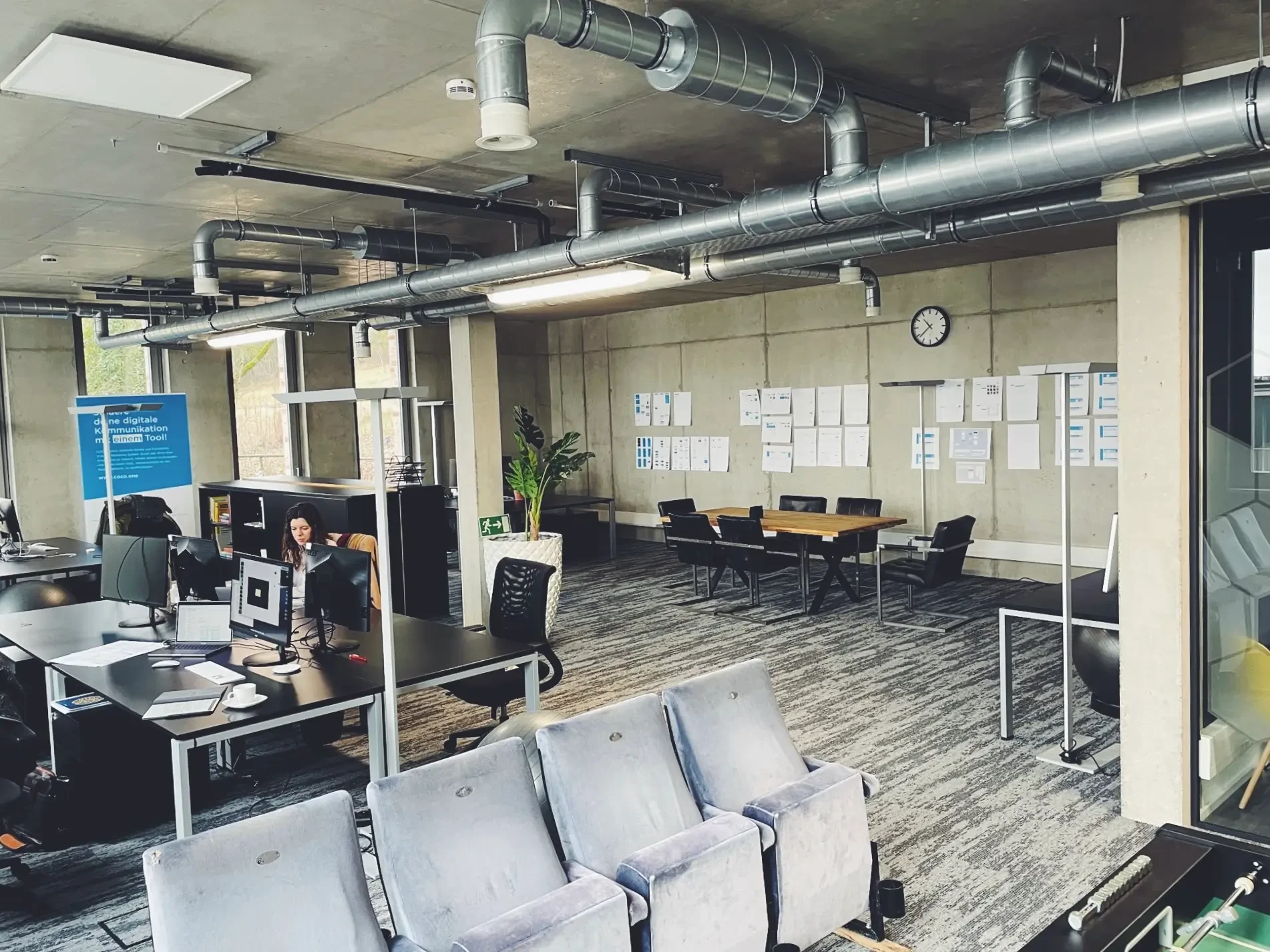 Modernes Büro mit Schreibtischen, Stühlen und Besprechungstisch