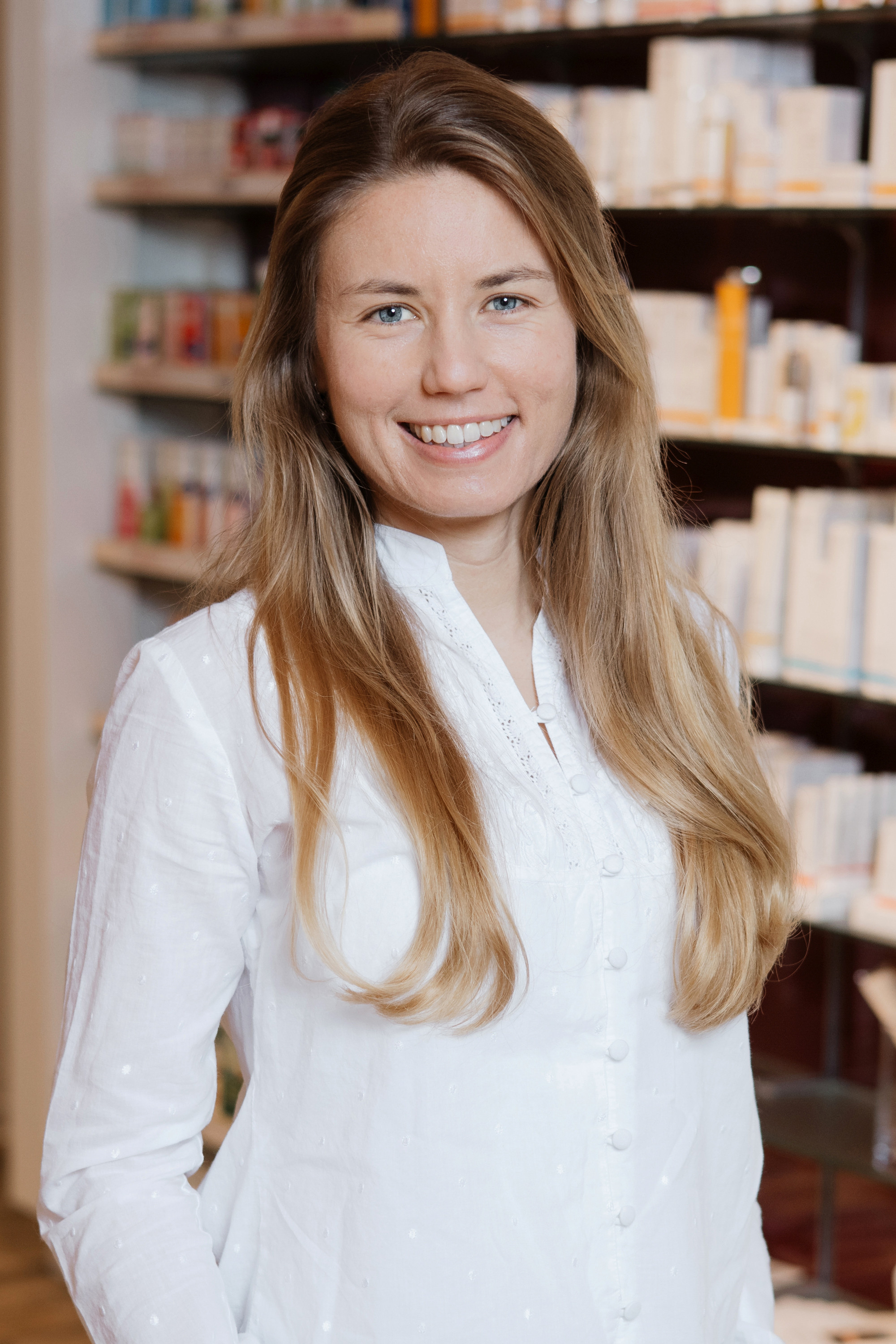 Anja Behr, Apothekerin