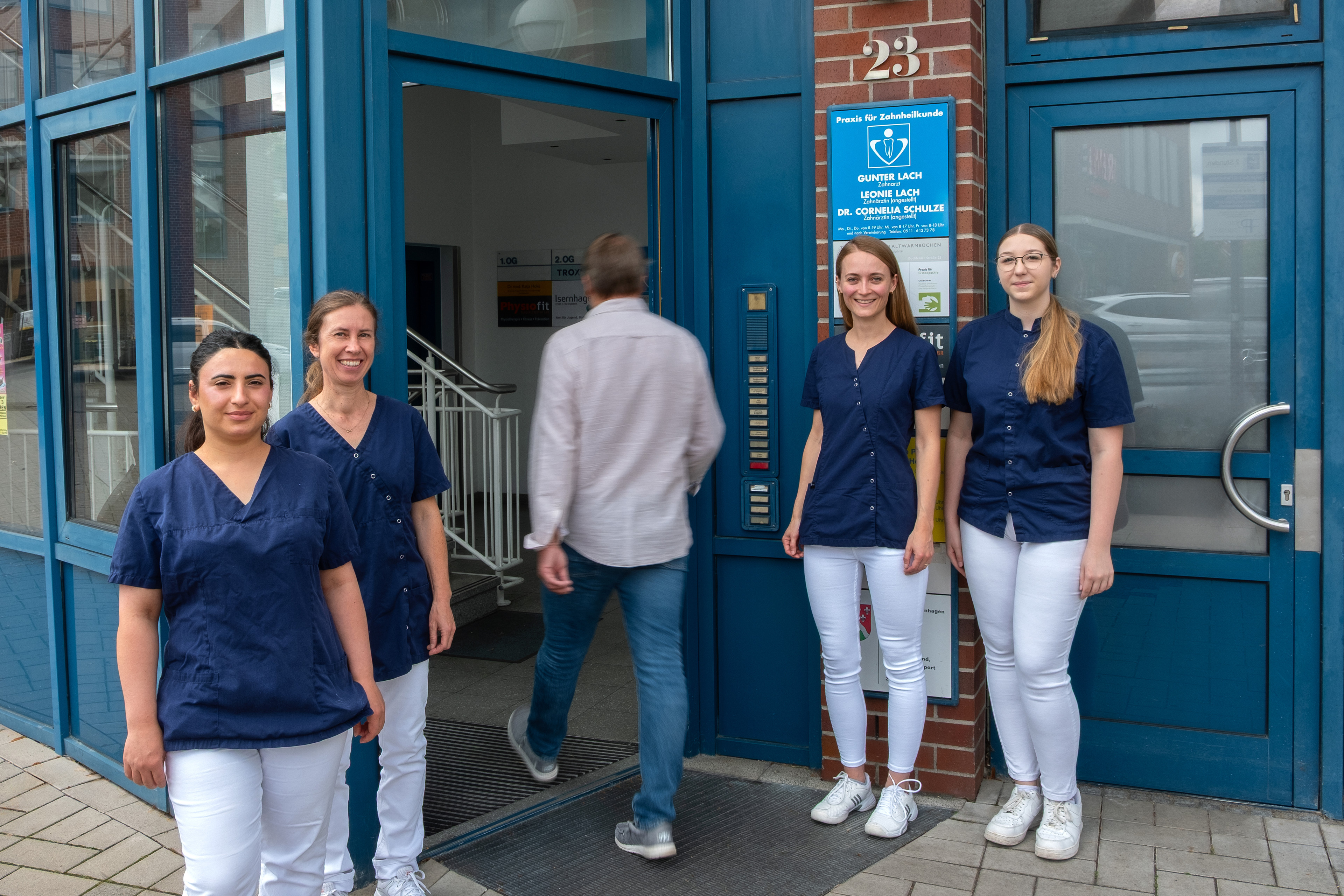 Eingangstür Zahnarztpraxis Gunter Lach, Lionie Lach, Dr. Cornelia Schulze mit Praxisteam Eingangstür einer Zahnarztpraxis mit Praxisteam und Patient, Praxis für Zahnheilkunde Gunter Lach, Lionie Lach, Dr. Cornelia Schulze