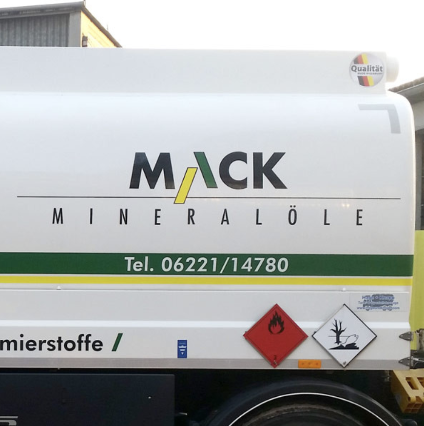 Seitenansicht eines MACK Mineralöle Fahrzeugs mit Gefahrgutkennzeichnung